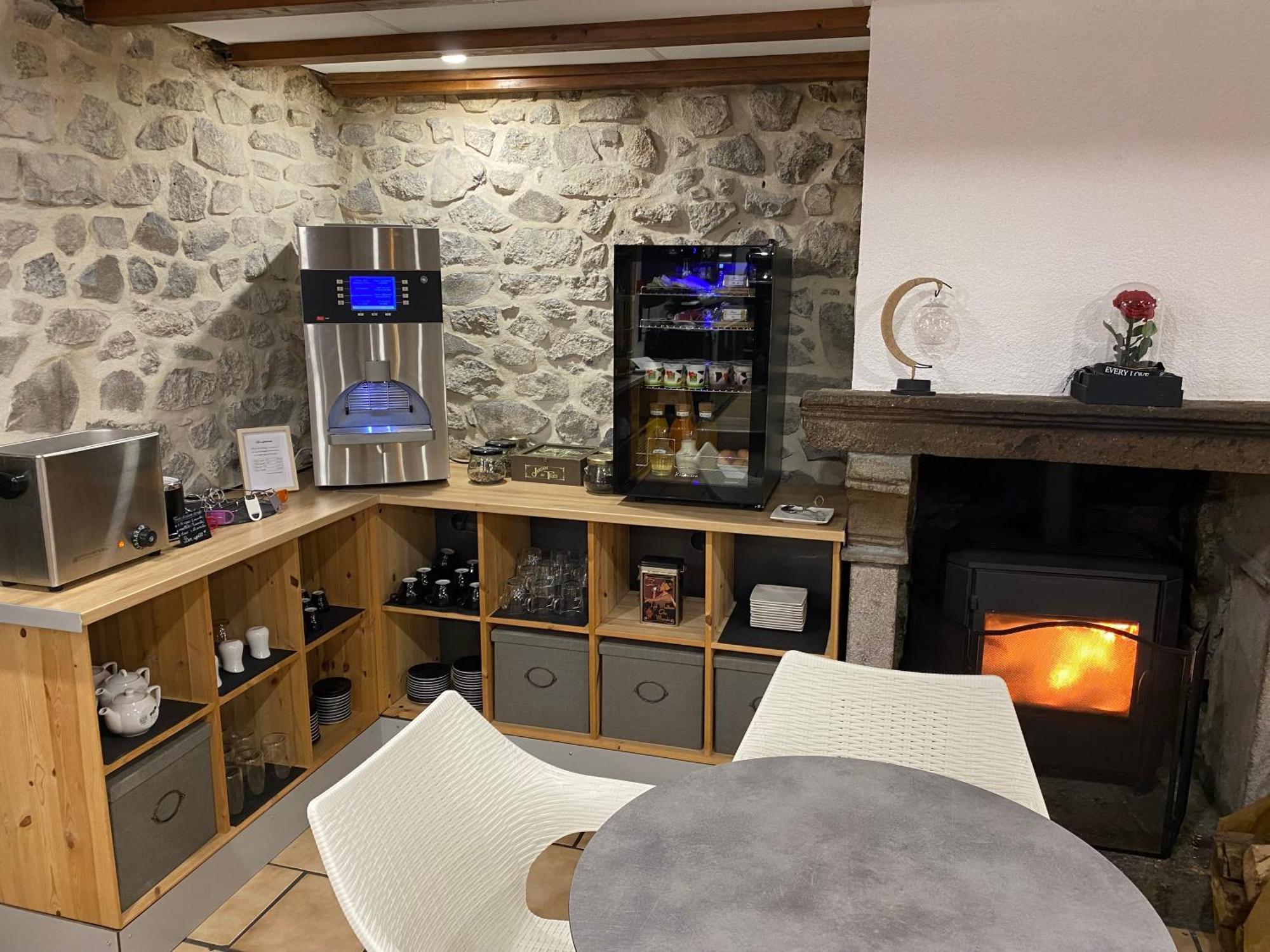 Hotel La Bonne Hotesse Chambon-sur-Lac Eksteriør billede