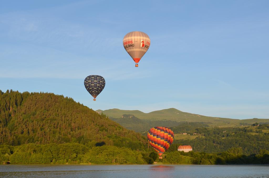 Hotel La Bonne Hotesse Chambon-sur-Lac Eksteriør billede